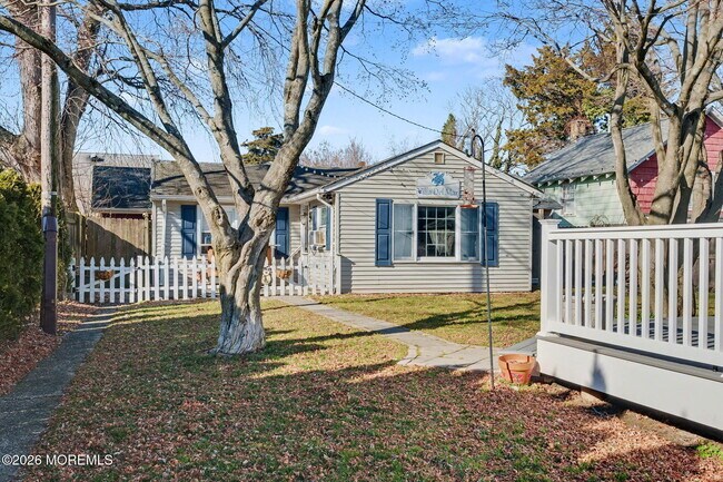 Building Photo - 1121 Bay Ave