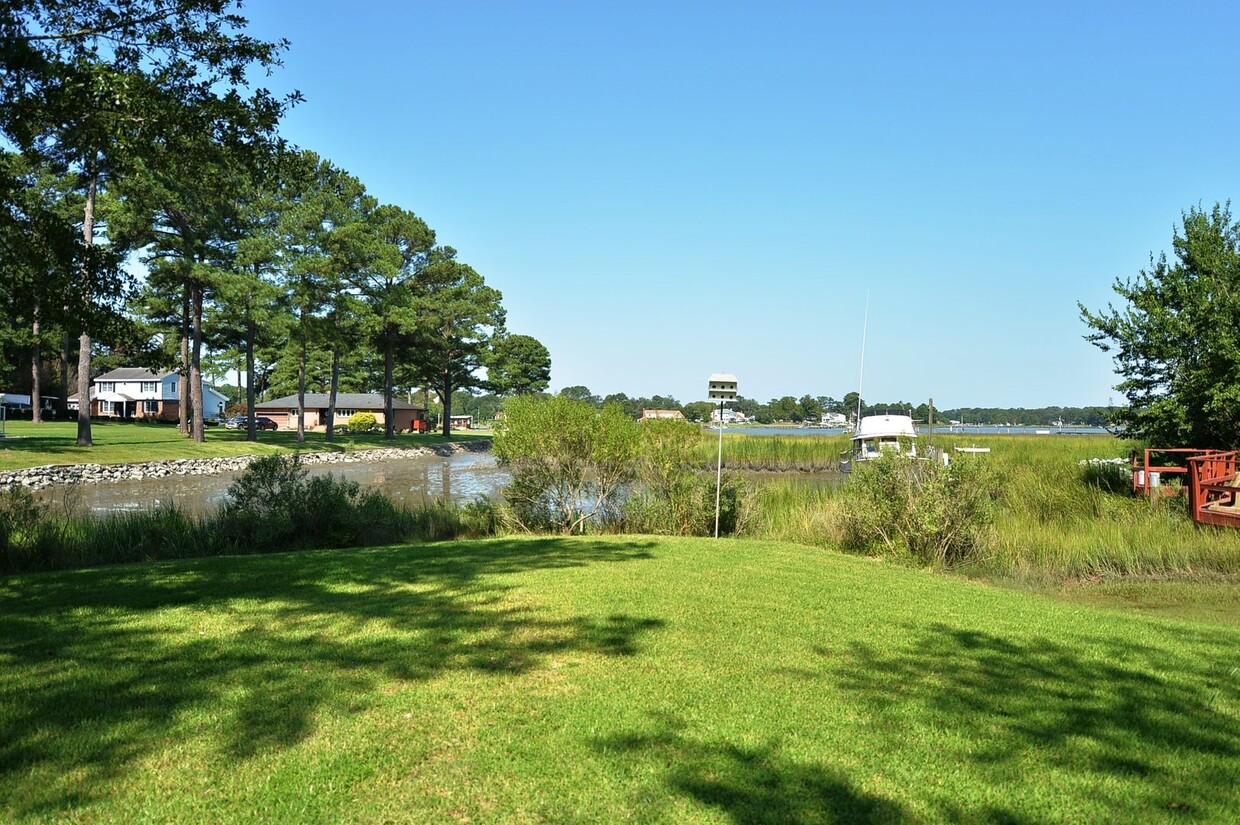 Foto principal - STUNNING 3 BEDROOM RANCH WATERFRONT HOME O...