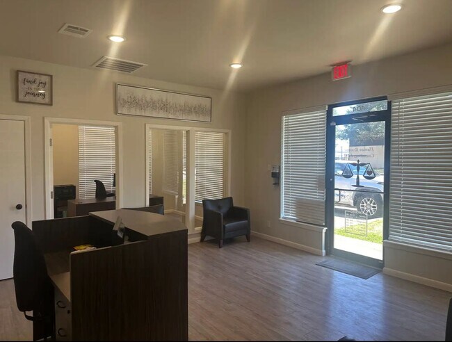 Foto del edificio - Remodeled office space!