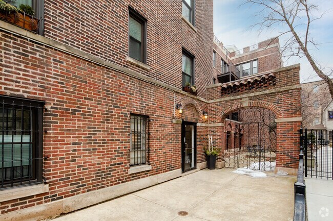 Entrance - 643 W Roscoe St