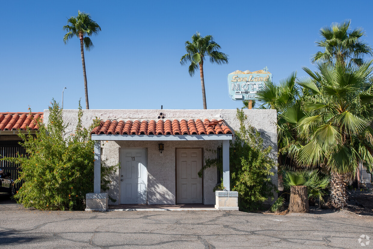 Building Photo - 435-437 W Miracle Mile