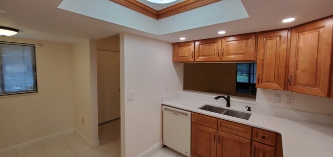 Vista de la cocina y la sala de estar - 2691 Sabal Springs Cir