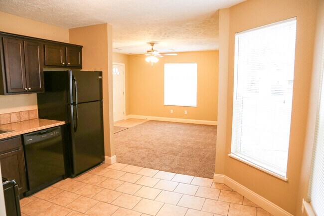 Building Photo - 614 W Mt Vernon St