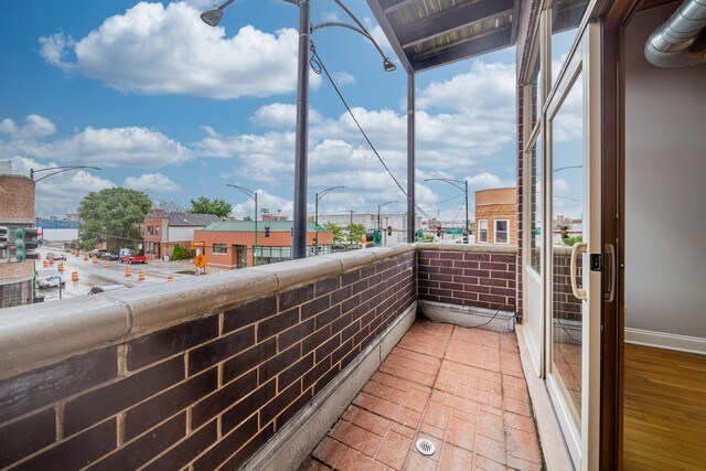 Building Photo - 500 N Damen Ave