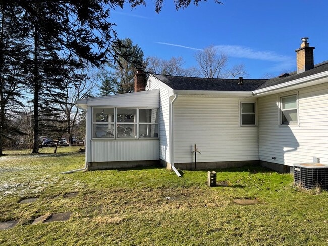 Building Photo - Beautiful 4 bedroom in Forest Hills