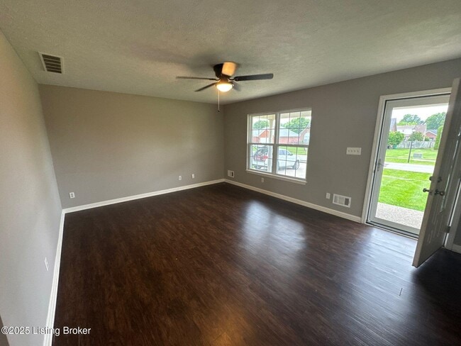 Building Photo - 576 Circle Valley Dr