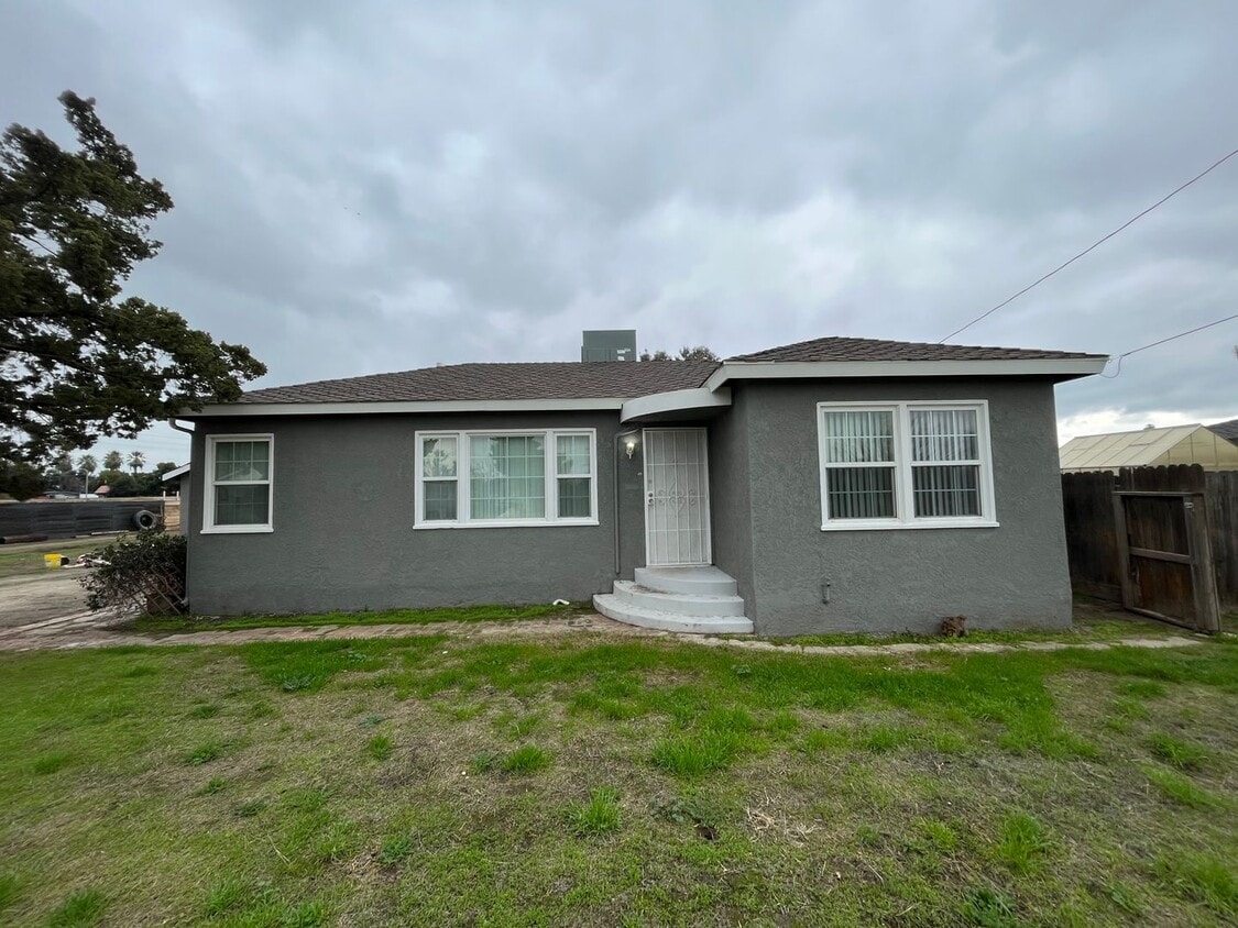 2105 E Kern Ave, Tulare, CA 93274 House Rental in Tulare, CA