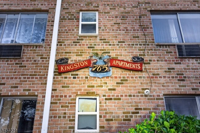Foto del edificio - 765 Vose Ave