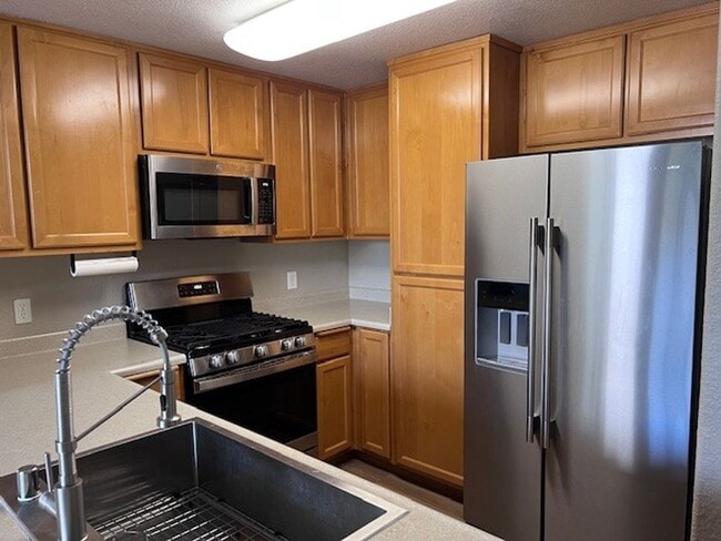 Building Photo - Beautifully updated condo in gated community. Sparkling pool. Stainless steel appliances and lami...