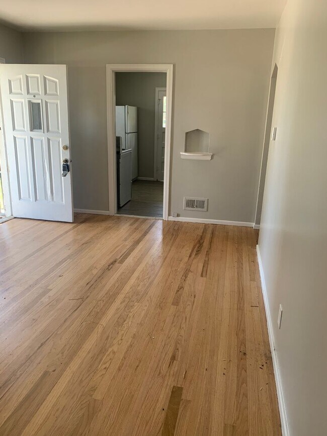 Building Photo - 2 BEDROOM, 1 BATHROOM, SINGLE LEVEL APARTMENT