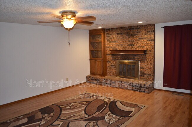 Foto del edificio - 5033 Burntwood Dr