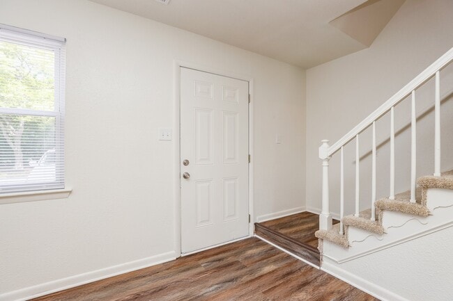 Building Photo - 2401 Shamrock Gardens Dr