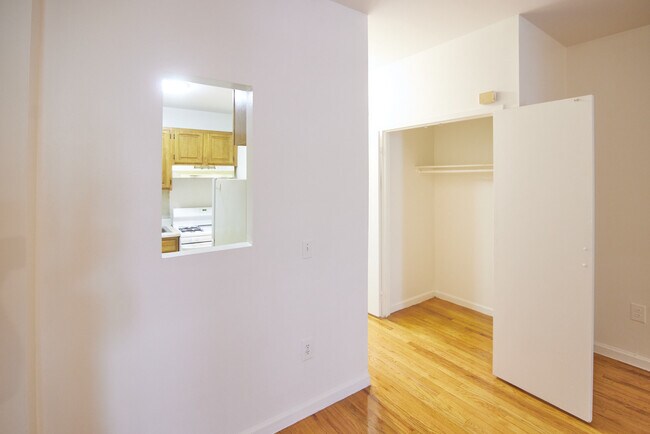 Building Photo - 315 Putnam Ave