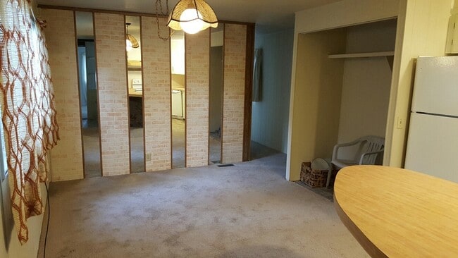 Building Photo - Standalone Unit in SW Bend