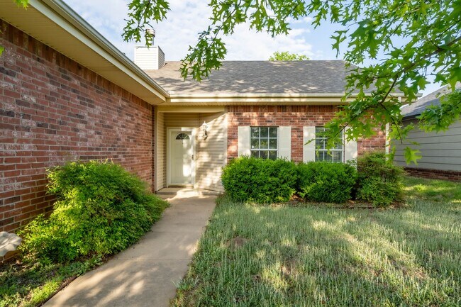 Building Photo - Newly Renovated 3bed 2bath, Available Imme...