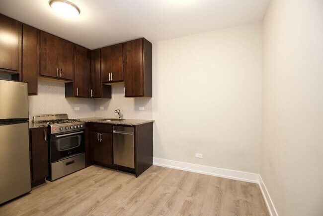 Building Photo - 533 W Surf St