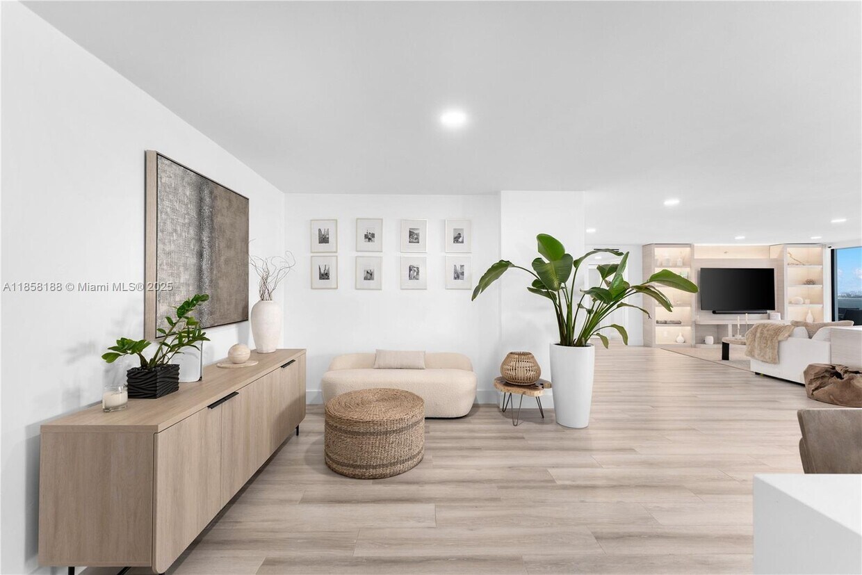 Primary Photo - 2401 Collins Ave