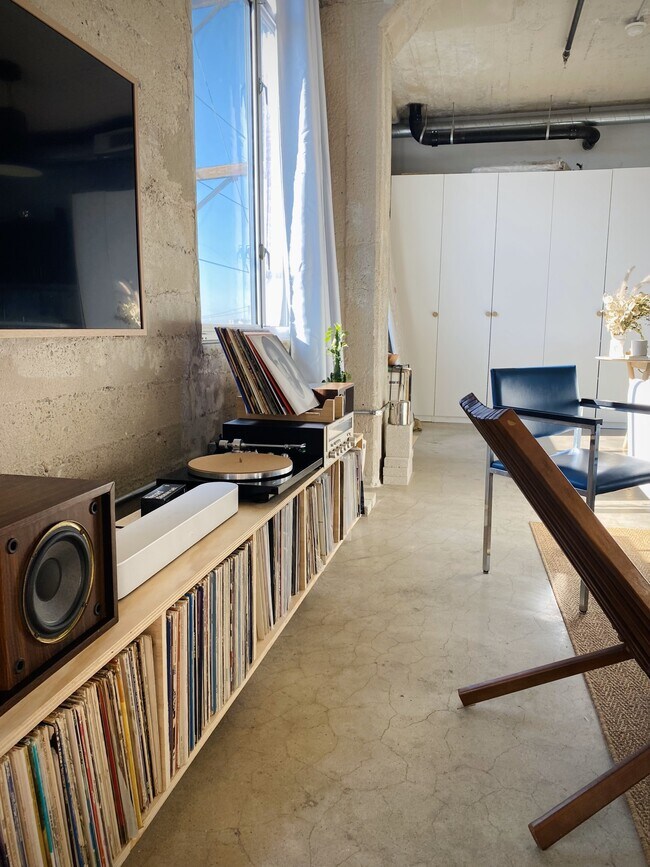 Photo - 825 E 4th St Apartment