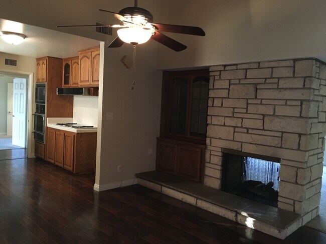 Building Photo - Large: 4 Bedroom 2.5 Bath Home