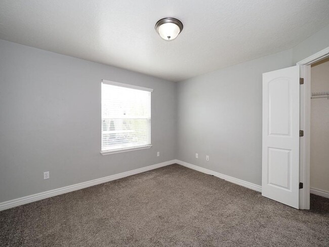 Building Photo - Beautiful Daybreak Condo