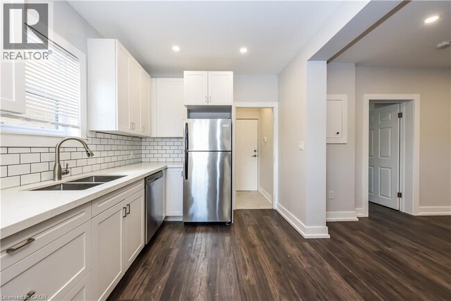 Building Photo - 78 Balmoral Ave N