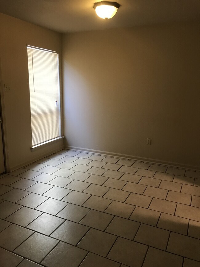Foto del edificio - Beautiful Clean 3 bedroom, 2 Full Baths to...