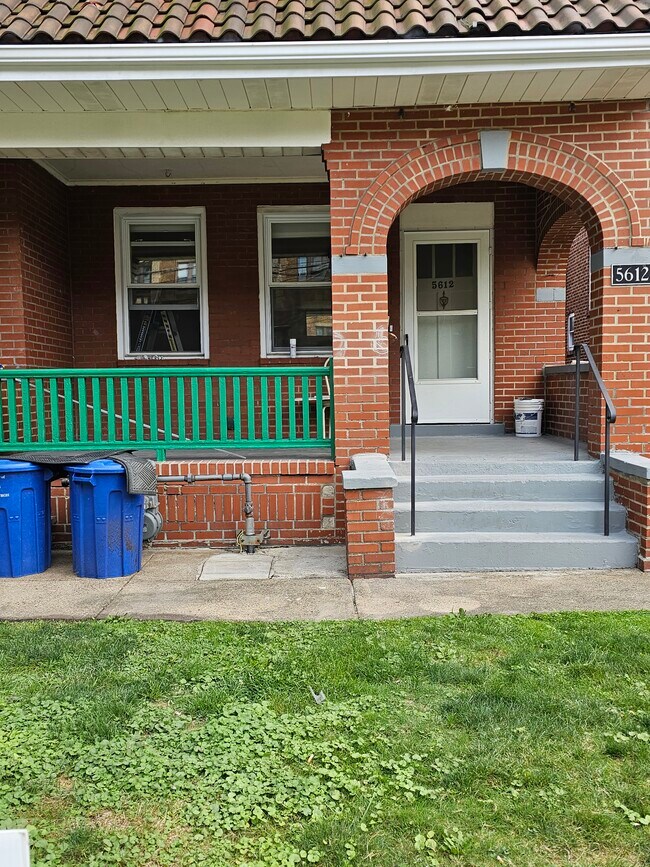 Porches en el frente - 5612 Phillips Ave