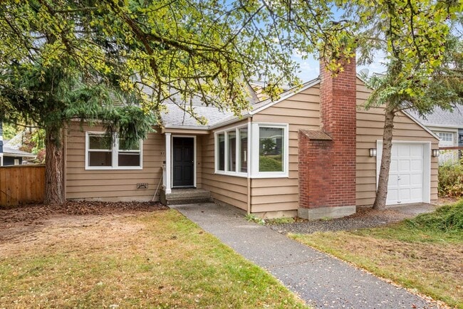 Nice 4-bed, 2-bath single-family home near... - Nice 4-bed, 2-bath single-family home near...