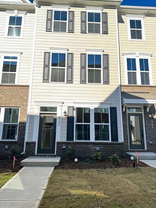 Foto del edificio - Room in Townhome on Cleburne Ct