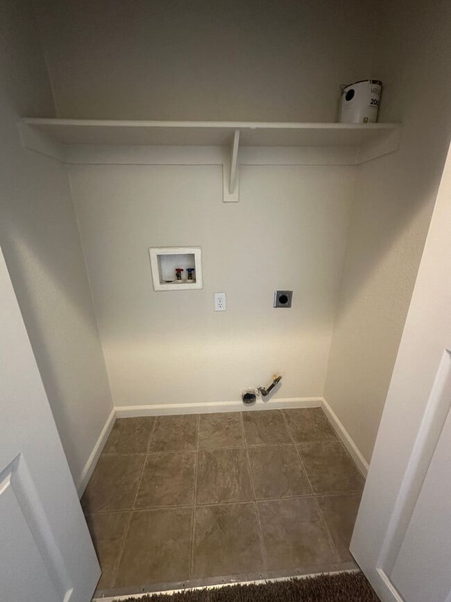 Building Photo - Four Bedroom Home For Rent!!