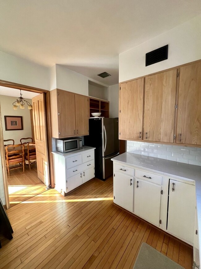 Building Photo - Fully Furnished, Large 3 Bedroom Home!