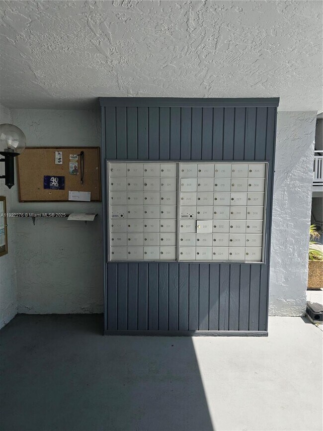 Building Photo - 13500 NE 3rd Ct