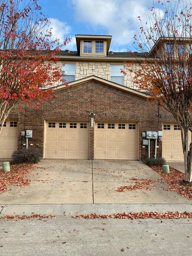 Primary Photo - 3/2.5/2 Town Home - Grand Prairie