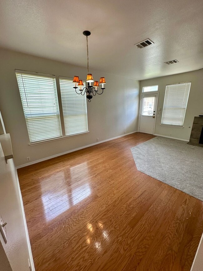 Building Photo - 3 bedroom townhome - Don't miss out!