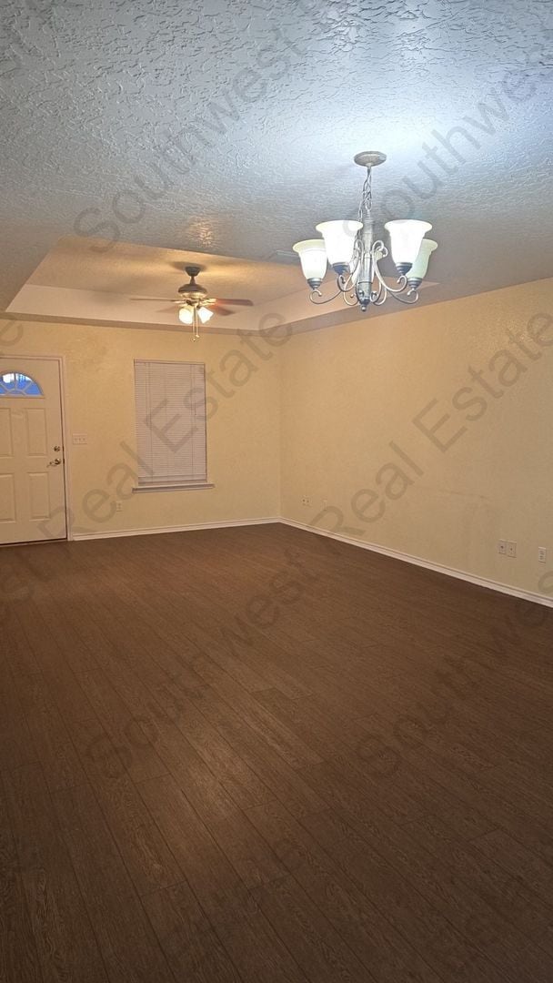 Building Photo - Spacious 2 bedroom 2 bath duplex with garage