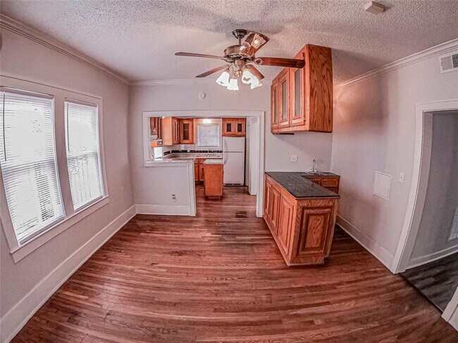 Building Photo - 1910 W Dallas St