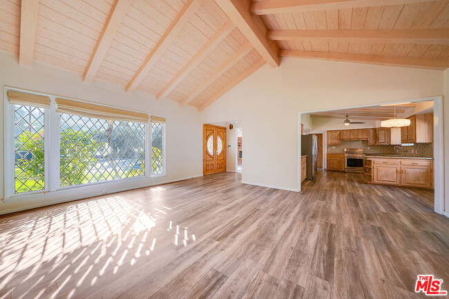 Building Photo - 16065 Meadowcrest Rd