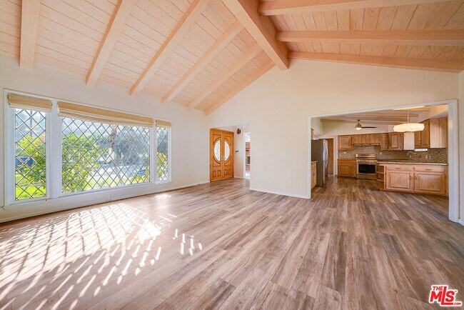 Foto del edificio - 16065 Meadowcrest Rd