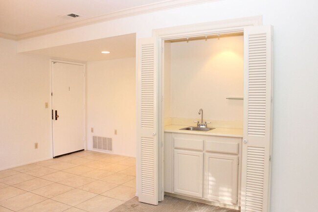Foto del edificio - SPACIOUS 2B/2BA CONDO IN BANKERS HILL WITH...