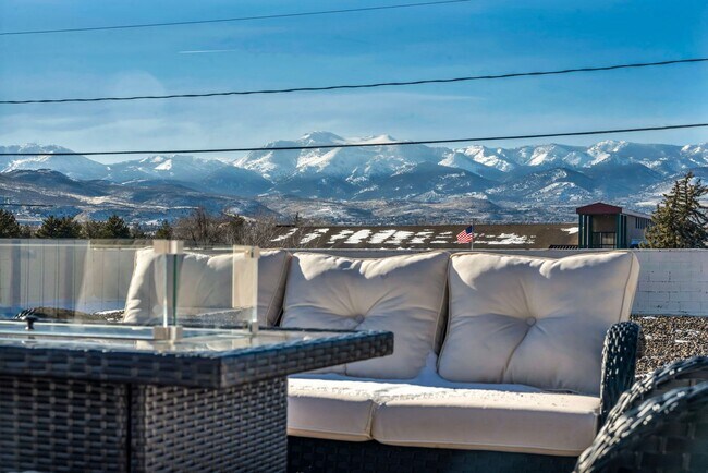 Foto del edificio - FULLY FURNISHED MOUNTAIN VIEW RETREAT with HOT TUB, RV PARKING & NO HOA