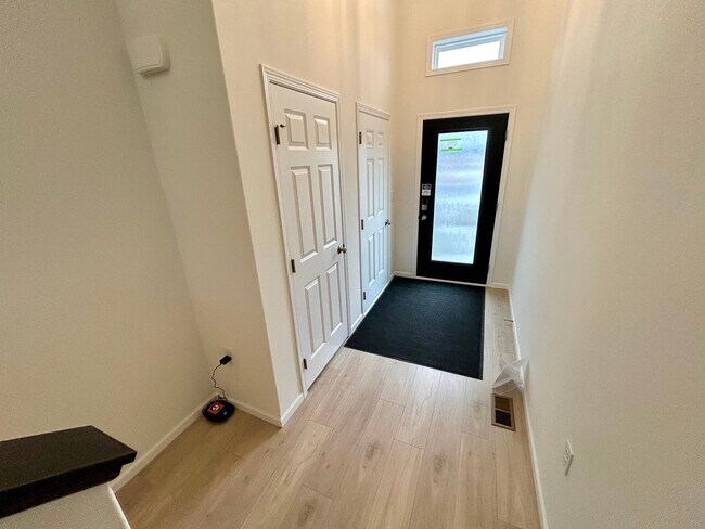 Foto del edificio - Spacious & Stylish 4-Bed Home with Modern Finishes and Attached 2-Stall Garage