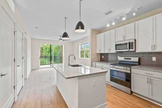 1 Bed - Standard Kitchen - Reed Creek Greenway Apartments