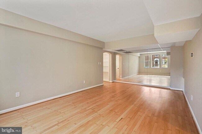 Building Photo - Renovated 2bed/1bath in Courthouse.