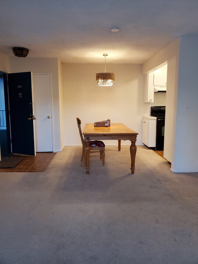 Comedor - 6199 Canterbury Dr