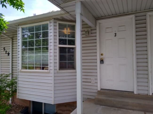 Building Photo - Cozy Student Housing! Private Rooms Available with Private Bathroom!