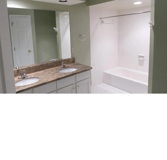 Foto del edificio - 3 bed, 2 bath in Desirable Kirkwood!