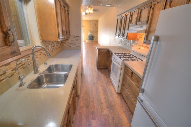 Building Photo - NE Heights Town Home