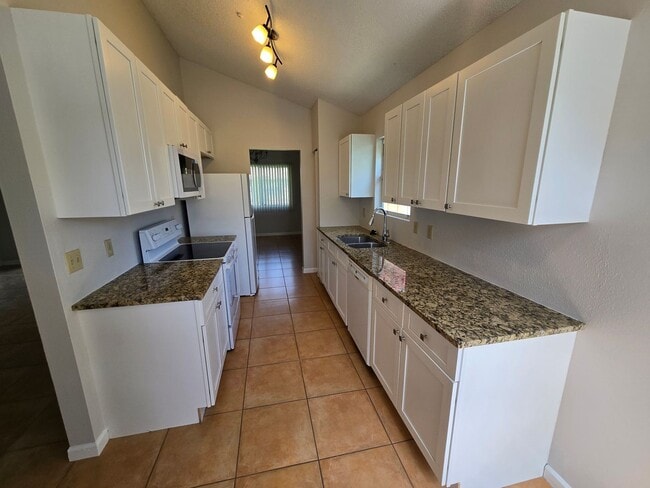 Building Photo - 129 Edgewater Cir