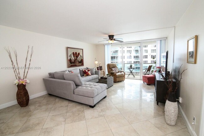 Foto del edificio - 5151 Collins Ave