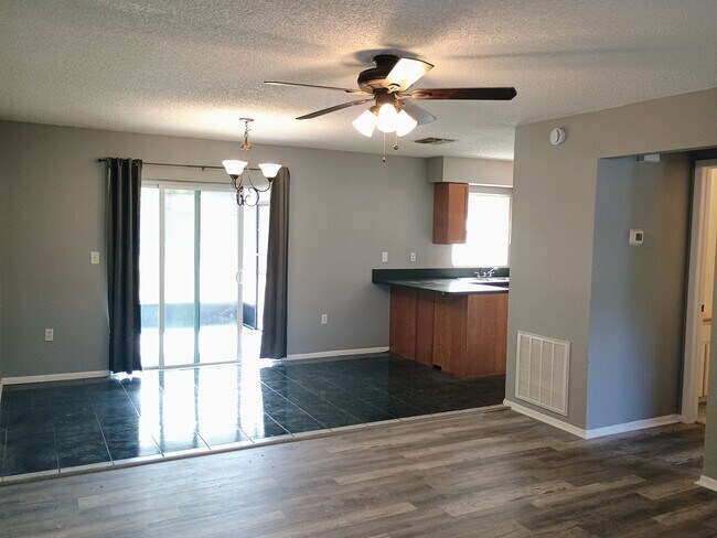 Foto del edificio - Charming two bedroom two bath one car garage